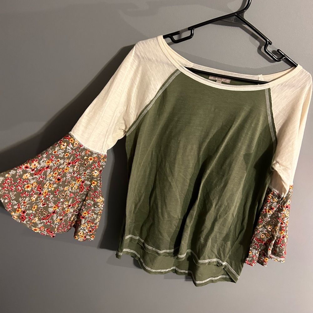 Flare sleeve shirt